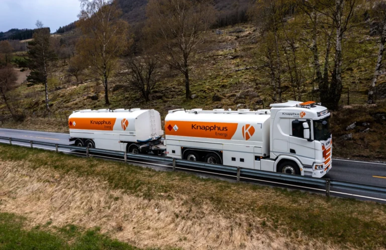 Tankbil for transport av olje og drivstoff