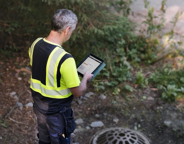 Person holding a tablet with level monitoring from Soolo portal