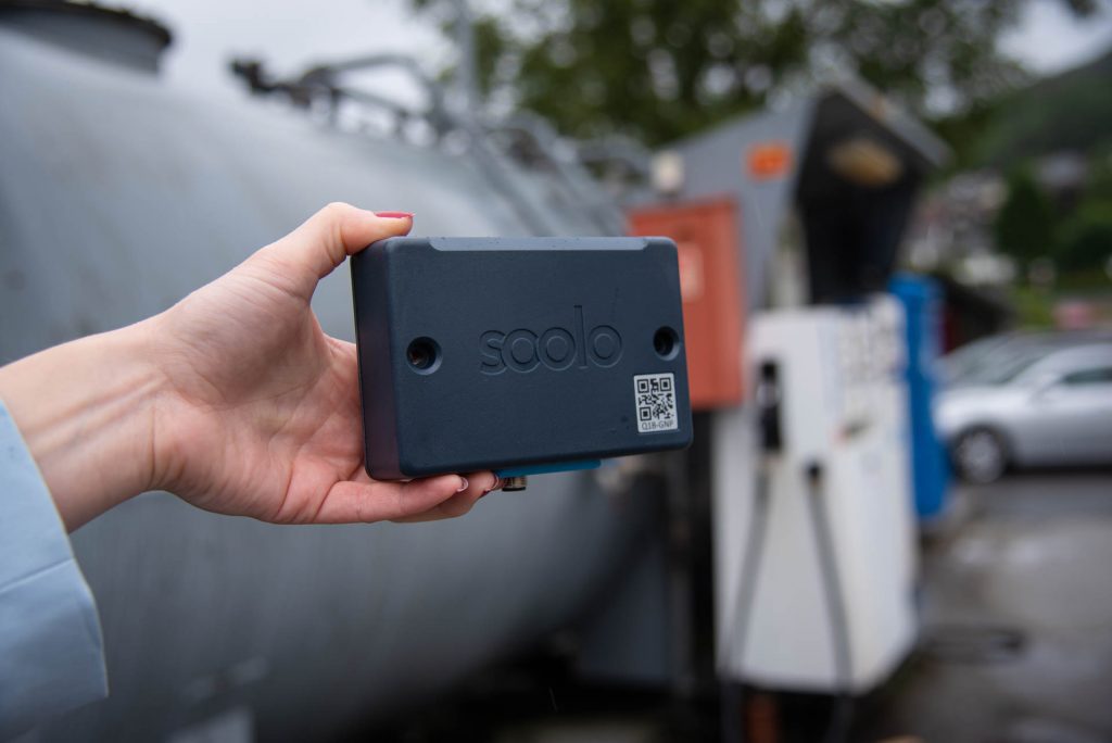 Soolo Master installert i kum for overvåking av tanker – batteridrevet IoT-løsning med høy signalstyrke
